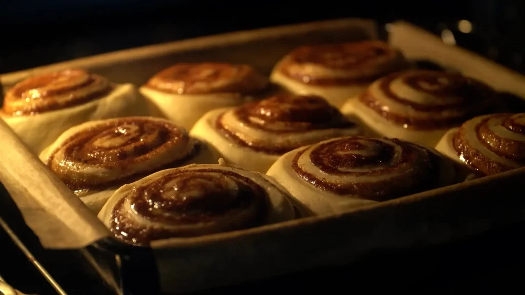 Backing Cinnamon roll in oven